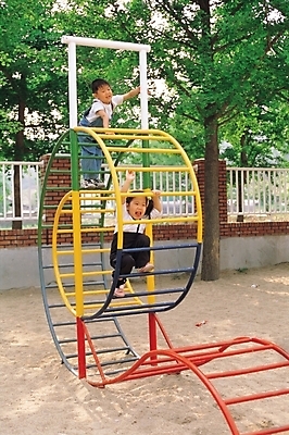 포토 JPG 주간 나무 어린이 미소 웃음 사람 동양인 소녀 소년 야외 두명 울타리 담장 놀이기구 놀이터 구름사다리 어린이만 국내포토 자연요소 식물 여자 남자 놀이 표정 인종 파일형식