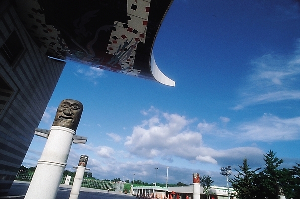 포토 JPG 주간 구름 공원 로우앵글 하늘 서울 풍경 사람없음 야외 조형물 기둥 도시 올림픽공원 평화의문 국내포토 자연요소 공공시설 건축 뷰포인트 한국 미술 기념물 파일형식