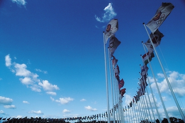 포토 JPG 주간 구름 공원 로우앵글 하늘 서울 풍경 사람없음 야외 깃발 도시 올림픽공원 평화의문 국내포토 자연요소 공공시설 뷰포인트 한국 기념물 파일형식