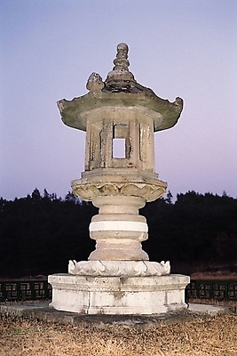 포토 JPG 주간 한국문화 한국전통 시설물 건축 외국문화 고건축 유적 한국건축 유물 사람없음 야외 탑 동양건축 문화재 석탑 국보 석등 국내포토 자연요소 동양문화 전통 건축물 문화 한국 파일형식 동양