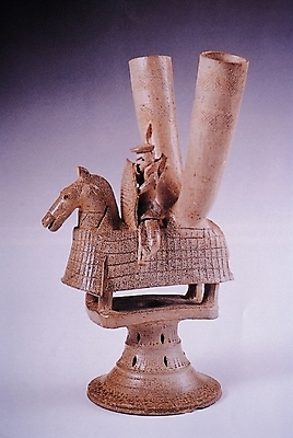 포토 JPG 한국문화 한국전통 전통 문화 유물 전통소품 실내 사람없음 한개 문화재 항아리 오브젝트 토기 기마인물형토기 국내포토 1 동양문화 한국 내부 도자기 용기_그릇 파일형식