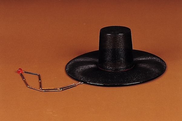 포토 JPG 모자 한국문화 한국전통 전통 잡화 생활용품 장신구 전통소품 실내 사람없음 한개 전통의상 한복 오브젝트 양반갓 국내포토 갓모자 모자_잡화 1 동양문화 한국 내부 파일형식