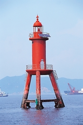 포토 JPG 주간 시설물 현대건축 건축 바다 섬 자연 산 등대 풍경 사람없음 야외 부표 등부표 부구 부이 선박 국내포토 자연요소 건축물 수상교통 생태계 파일형식