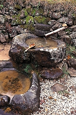 포토 JPG 주간 시설물 건축 외국문화 유적 유물 돌담 사람없음 야외 물 문화재 조약돌 샘 샘물 대흥사 일지암 표주박 국내포토 자연요소 전통 건축물 문화 담장 돌_바위 사찰 박 해남 파일형식