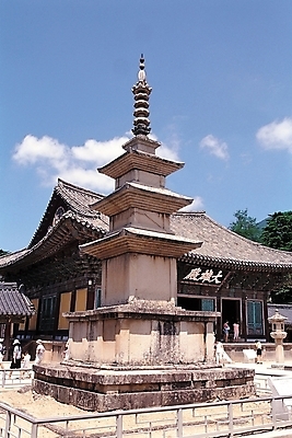 포토 JPG 주간 구름 한국문화 한국전통 시설물 건축 외국문화 고건축 유적 한국건축 하늘 유물 야외 여행객 탑 동양건축 세계문화유산 문화재 사찰 석탑 불국사 불국사삼층석탑 석가탑 국내포토 자연요소 동양문화 전통 건축물 문화 종교건축 한국 사람 경상북도 랜드마크 파일형식 동양