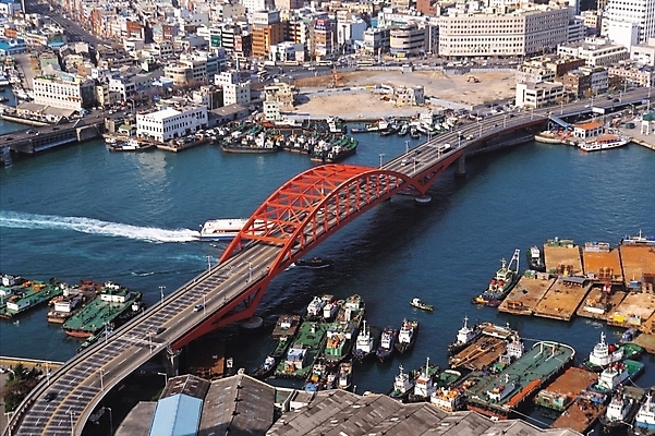 포토 JPG 주간 시설물 공공시설 현대건축 건축 바다 풍경 사람없음 야외 하이앵글 항구 도시 항공촬영 부산대교 부산영도대교 가교 선박 국내포토 자연요소 건축물 뷰포인트 수상교통 교통시설 다리_건축물 시설 부산 파일형식