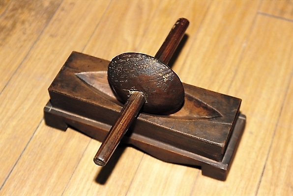 포토 JPG 한국문화 한국전통 생활용품 실내 사람없음 목재 기구 도구 한약 오브젝트 한약방 약연 국내포토 나무 동양문화 전통 재료 한국 내부 약 한의학 파일형식