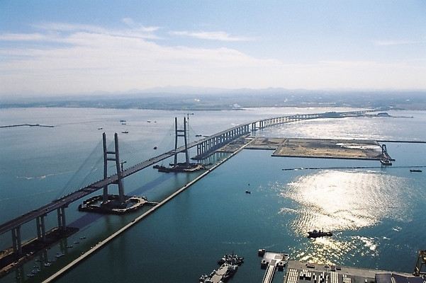 포토 JPG 주간 구름 시설물 현대건축 건축 바다 섬 하늘 풍경 사람없음 야외 하이앵글 항공촬영 서해대교 가교 국내포토 자연요소 건축물 뷰포인트 다리_건축물 파일형식