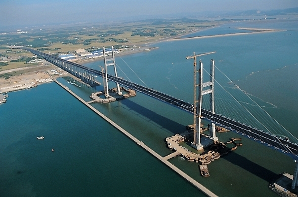 포토 JPG 주간 시설물 현대건축 건축 바다 섬 풍경 사람없음 야외 하이앵글 항공촬영 서해대교 가교 국내포토 자연요소 건축물 뷰포인트 다리_건축물 파일형식