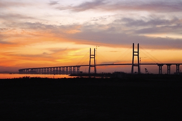 포토 JPG 주간 건축 바다 하늘 풍경 사람없음 야외 노을 도시 서해대교 가교 국내포토 자연요소 건축물 다리_건축물 파일형식