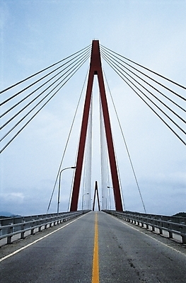 포토 JPG 주간 구름 시설물 현대건축 건축 도로 하늘 풍경 사람없음 야외 중앙선 진도대교 가교 국내포토 자연요소 건축물 길 교통시설 다리_건축물 진도 파일형식