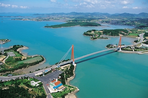 포토 JPG 주간 시설물 현대건축 건축 바다 섬 풍경 사람없음 야외 하이앵글 항공촬영 진도대교 가교 국내포토 자연요소 건축물 뷰포인트 다리_건축물 진도 파일형식