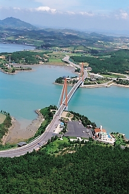 포토 JPG 주간 시설물 현대건축 건축 바다 섬 풍경 사람없음 야외 하이앵글 항공촬영 진도대교 가교 국내포토 자연요소 건축물 뷰포인트 다리_건축물 진도 파일형식