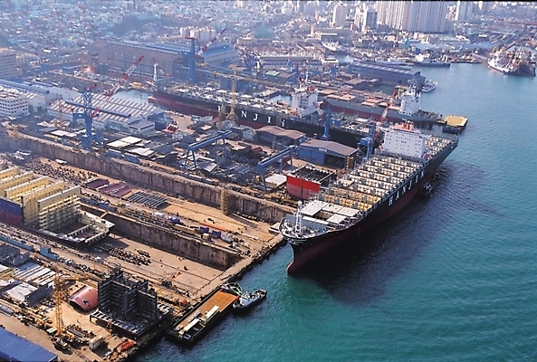 포토 JPG 주간 공공시설 바다 교통 수상교통 풍경 사람없음 야외 하이앵글 항구 화물선 무역 해안도시 부산 항공촬영 선박 국내포토 자연요소 산업 교통수단 뷰포인트 배_교통 교통시설 한국 도시 시설 파일형식