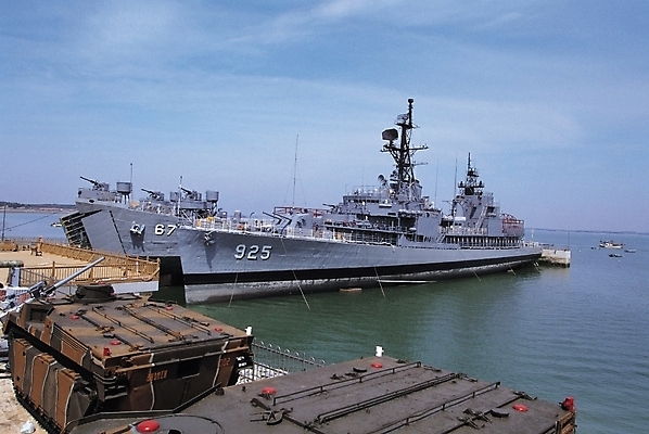 포토 JPG 주간 무기 바다 교통 수상교통 풍경 사람없음 야외 관광지 항구 화물선 탱크 군함 전투함 삽교호 삽교호국민광관지 해상공원 선박 국내포토 자연요소 공원 교통수단 여행 배_교통 교통시설 해군 파일형식 당진