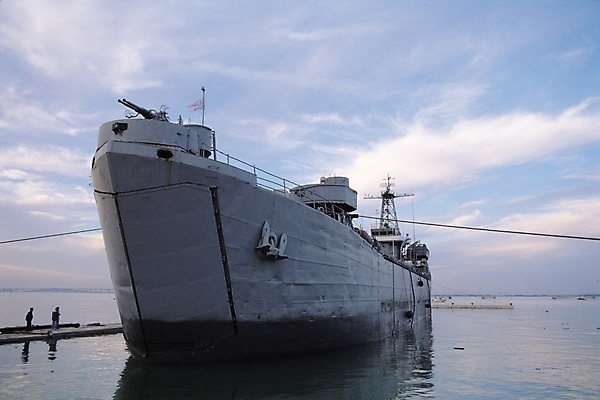 포토 JPG 주간 구름 무기 바다 교통 수상교통 하늘 풍경 야외 관광지 항구 화물선 군함 전투함 군함해상공원 삽교호 삽교호국민광관지 선박 국내포토 자연요소 교통수단 여행 배_교통 교통시설 해군 해상공원 파일형식 당진