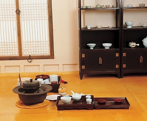 포토 JPG 한국문화 한국전통 전통 생활용품 실내 사람없음 문 방 장롱 장 찻잔 다기 다도 장식장 전통문 화로 창호문 온돌 전통용품 국내포토 동양문화 그릇 가구 잔 한국 내부 예절 오브젝트 난방 파일형식