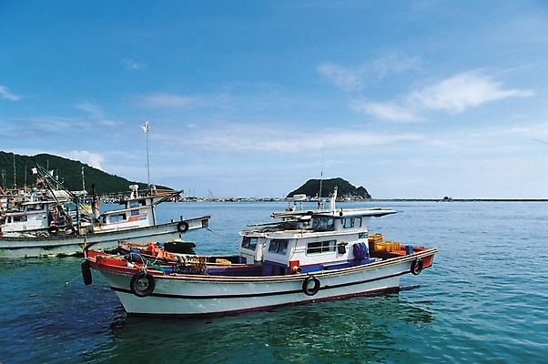 포토 JPG 주간 산업 바다 섬 교통 수상교통 자연 하늘 어업 풍경 사람없음 야외 어선 고깃배 선박 국내포토 자연요소 교통수단 배_교통 생태계 파일형식