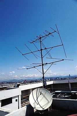 포토 JPG 주간 구름 시설물 현대건축 건축 통신 하늘 무선통신 안테나 풍경 사람없음 야외 건물 도시 옥상 위성안테나 위성장비 피뢰침 국내포토 자연요소 건축물 장비 물리 파일형식