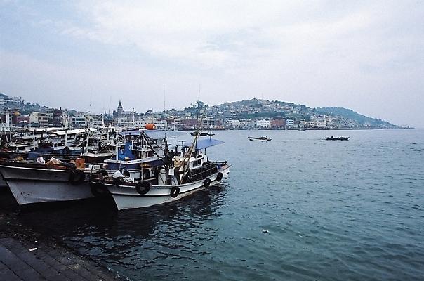 포토 JPG 주간 산업 바다 섬 교통 수상교통 하늘 어업 풍경 사람없음 야외 항구 어선 고깃배 선박 국내포토 자연요소 교통수단 배_교통 교통시설 파일형식