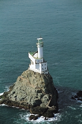 포토 JPG 주간 시설물 현대건축 건축 파도 바다 섬 자연 등대 풍경 사람없음 야외 하이앵글 돌_바위 바위 항공촬영 오륙도 국내포토 자연요소 건축물 뷰포인트 생태계 부산 파일형식