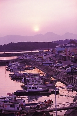 포토 JPG 주간 산업 바다 섬 교통 수상교통 하늘 어업 풍경 사람없음 야외 태양 일출 항구 일몰 어선 고깃배 선박 국내포토 자연요소 교통수단 배_교통 교통시설 노을 파일형식