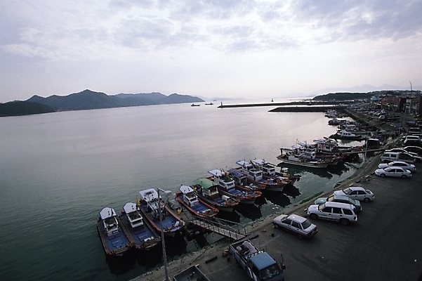 포토 JPG 주간 바다 교통 수상교통 하늘 어업 풍경 해변 사람없음 야외 항구 어선 해안도시 고깃배 선박 국내포토 자연요소 산업 교통수단 배_교통 교통시설 도시 파일형식