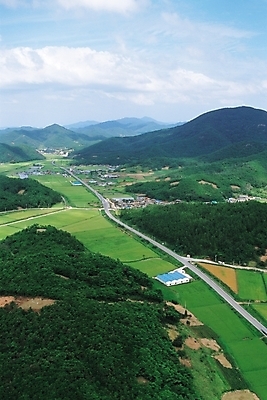 포토 JPG 주간 구름 도로 길 농업 자연 하늘 산 논 풍경 초원 사람없음 야외 농촌 국내포토 자연요소 산업 교통시설 시골 생태계 파일형식