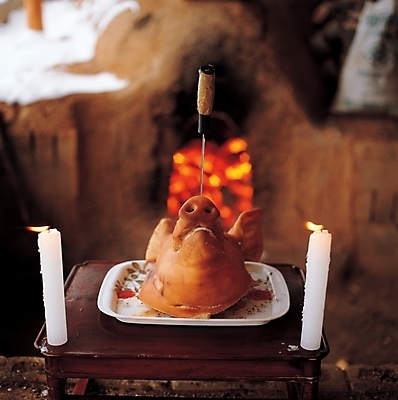 포토 JPG 주간 한국문화 한국전통 전통 문화 생활용품 초 촛불 사람없음 야외 돼지 제사 전통의례 무속 민속 돼지머리 화덕 국내포토 자연요소 동양문화 포유류 한국 오브젝트 화로 대가리 파일형식