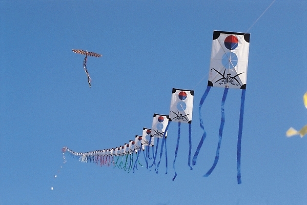 포토 JPG 주간 한국문화 한국전통 전통 생활용품 놀이 하늘 사람없음 야외 놀이용품 전통놀이 여러개 연 연날리기 방패연 국내포토 자연요소 동양문화 다수 한국 오브젝트 파일형식