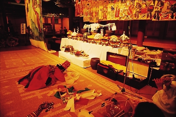 포토 JPG 한국문화 한국전통 전통 여자 전통문화 문화 악기 음식 타악기 실내 국악기 한명 사람 20대 성인 공연 종 방울 전통공연 구경 전통무용 무속 장구 민속 굿 무당 무당춤 여자만 여자한명만 성인여자만 청년만 청년여자만 성인한명만 청년여자한명만 성인여자한명만 성인만 국내포토 1 동양문화 음악 한국 국악 이벤트 청년 내부 장식 춤 파일형식