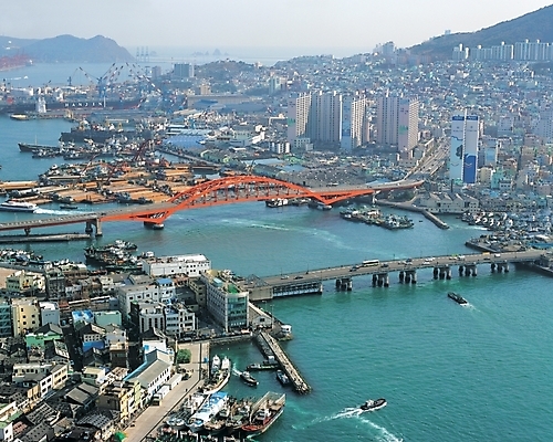 포토 JPG 주간 시설물 현대건축 건축 바다 섬 풍경 사람없음 야외 건물 항구 도시 부산대교 부산영도대교 가교 선박 국내포토 자연요소 건축물 수상교통 교통시설 다리_건축물 부산 파일형식