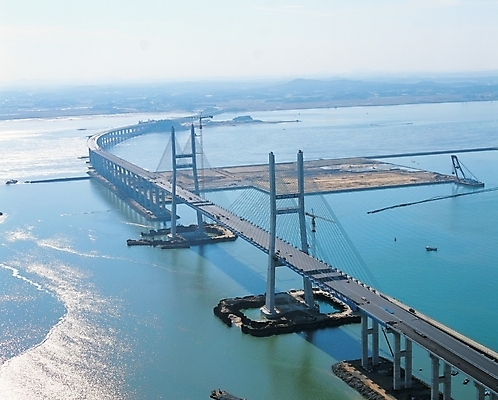 포토 JPG 주간 시설물 현대건축 건축 도로 바다 섬 풍경 사람없음 야외 방파제 서해대교 가교 국내포토 자연요소 건축물 공공시설 길 교통시설 다리_건축물 파일형식