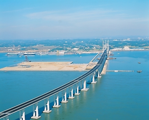 포토 JPG 주간 시설물 현대건축 건축 도로 바다 섬 하늘 풍경 사람없음 야외 방파제 서해대교 가교 국내포토 자연요소 건축물 공공시설 길 교통시설 다리_건축물 파일형식