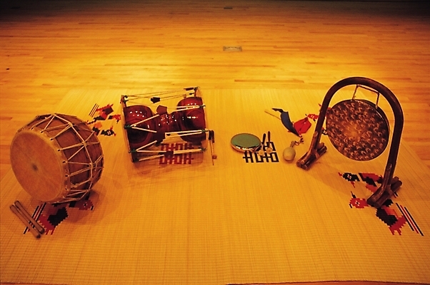 포토 JPG 한국문화 한국전통 전통 악기 음악 타악기 실내 국악기 사람없음 사물놀이 북 오브젝트 장구 징 꽹과리 큰북 국내포토 동양문화 문화예술 한국 국악 내부 전통놀이 전통공연 파일형식