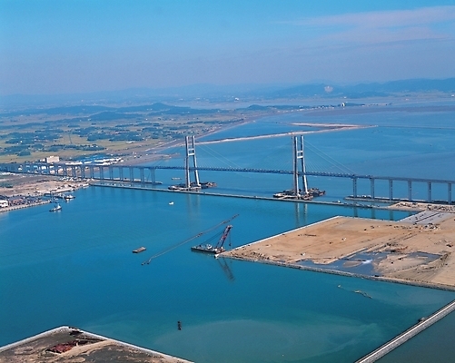 포토 JPG 주간 시설물 현대건축 건축 바다 섬 공사 풍경 사람없음 야외 방파제 서해대교 가교 국내포토 자연요소 건축물 공공시설 건설업 다리_건축물 파일형식