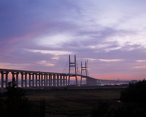 포토 JPG 주간 구름 시설물 현대건축 건축 도로 바다 하늘 풍경 사람없음 야외 노을 황혼 서해대교 가교 국내포토 자연요소 건축물 길 교통시설 일몰 다리_건축물 파일형식