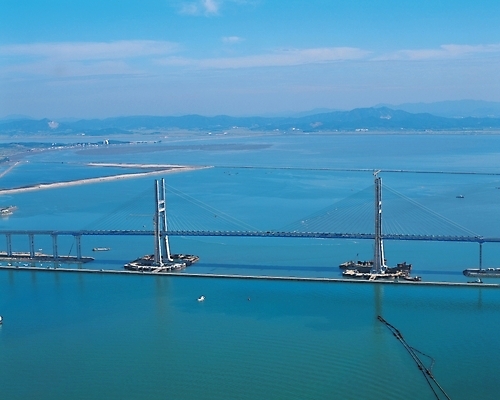 포토 JPG 주간 시설물 현대건축 건축 도로 바다 섬 교통시설 하늘 풍경 사람없음 야외 서해대교 가교 국내포토 자연요소 건축물 길 교통 다리_건축물 시설 파일형식