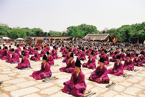포토 JPG 주간 한국문화 한국전통 전통 여자 남자 전통문화 문화 악기 타악기 한국 국악기 사람 이벤트 여러명 야외 궁전 전통의상 한복 북 과거 과거시험 장원급제 국내포토 자연요소 동양문화 아시아 음악 다수 컨셉 고건축 국악 시험 파일형식
