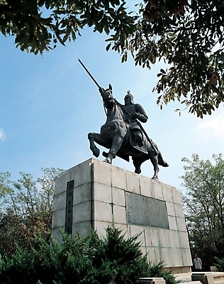 포토 JPG 주간 나무 미술 사람없음 야외 조형물 동상 조각상 작품 장군 김유신 김유신장군동상 국내포토 자연요소 식물 직업 문화예술 기념물 파일형식