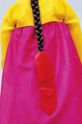 포토 JPG 한국문화 한국전통 전통 옷 여자 한국 한명 뒷모습 전통의상 한복 저고리 댕기머리 치마저고리 댕기 여자만 여자한명만 국내포토 1 동양문화 헤어스타일 아시아 뷰포인트 사람 파일형식