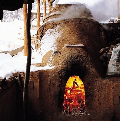 포토 JPG 주간 한국문화 한국전통 겨울 사람없음 야외 눈 도자기 아궁이 장작 도자기공예 오브젝트 숯 화덕 국내포토 자연요소 동양문화 전통 계절 날씨 한국 공예 화로 파일형식