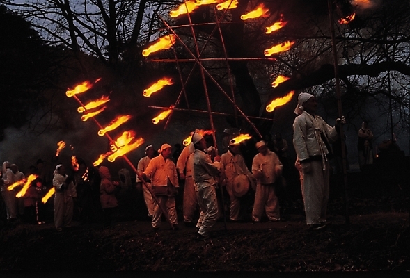포토 JPG 한국문화 한국전통 전통 여자 명절 남자 놀이 한국 사람 여러명 야외 축제 전통놀이 야간 정월대보름 쥐불놀이 횃불 횃불놀이 국내포토 자연요소 동양문화 기념일 아시아 다수 도구 파일형식