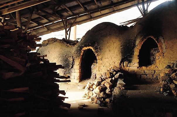 포토 JPG 주간 사람없음 야외 도자기 아궁이 장작 도자기공예 오브젝트 화덕 국내포토 자연요소 공예 화로 파일형식