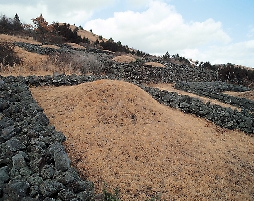 포토 JPG 주간 하늘 산 풍경 사람없음 야외 돌_바위 무덤 묘 공동묘지 선산 국내포토 자연요소 파일형식