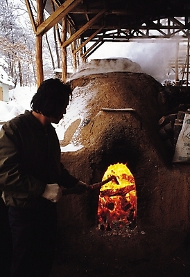 포토 JPG 주간 한국문화 한국전통 남자 겨울 한명 사람 20대 성인 야외 눈 도자기 아궁이 장작 장인 화덕 남자만 남자한명만 성인남자만 청년만 청년남자만 청년남자한명만 성인한명만 성인남자한명만 성인만 국내포토 자연요소 1 동양문화 전통 계절 날씨 한국 청년 화로 파일형식