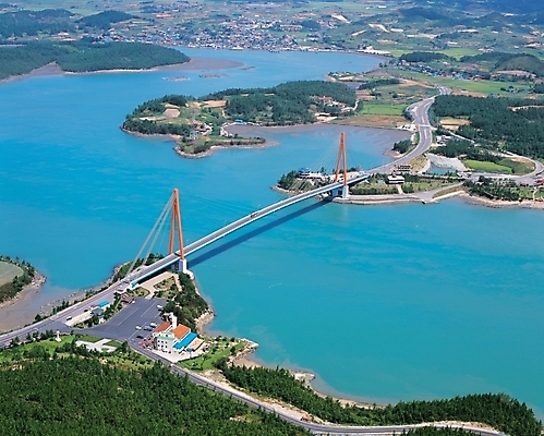 포토 JPG 주간 시설물 현대건축 건축 바다 섬 교통시설 풍경 사람없음 야외 하이앵글 항공촬영 진도대교 가교 국내포토 자연요소 건축물 뷰포인트 교통 다리_건축물 시설 진도 파일형식