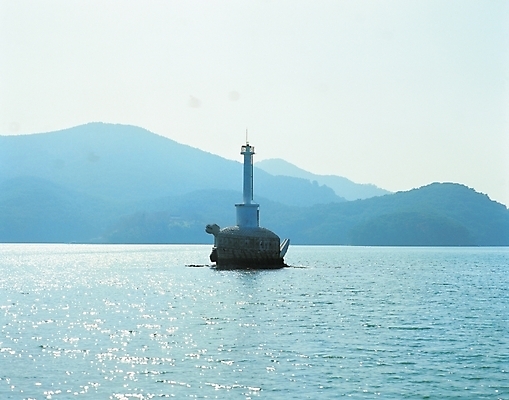 포토 JPG 주간 시설물 현대건축 건축 바다 자연 하늘 산 등대 풍경 사람없음 야외 거북이등대 국내포토 자연요소 건축물 생태계 파일형식