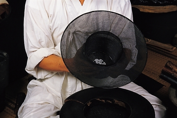 포토 JPG 모자 한국문화 한국전통 전통 잡화 생활용품 장신구 한국 실내 한명 사람 전통의상 한복 양반갓 국내포토 갓모자 모자_잡화 1 동양문화 아시아 전통소품 내부 오브젝트 파일형식