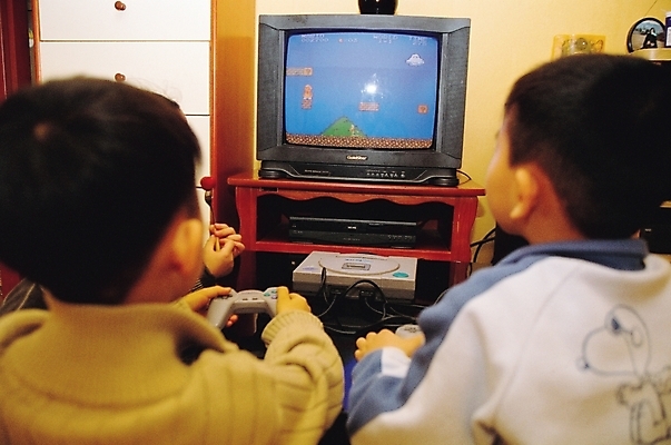 포토 JPG 어린이 놀이 실내 사람 소년 두명 뒷모습 텔레비전 방 게임 비디오게임 오락기계 남자만 어린이만 소년만 국내포토 남자 뷰포인트 내부 전자제품 파일형식